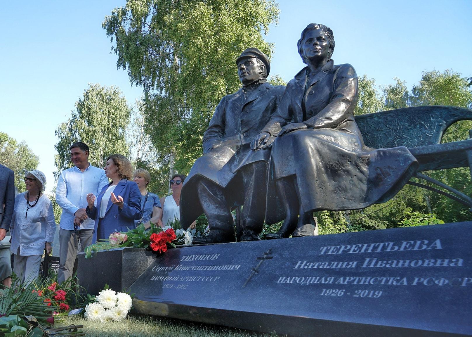 На воинском кладбище Ярославля открыли памятник С.Н. Тихонову и Н.М. Терентьевой